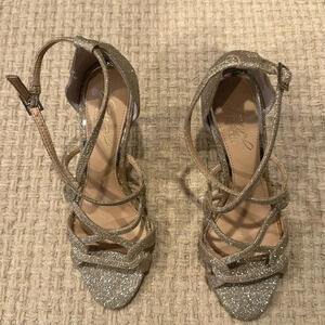 Jewel Badgley Mischka golden
Strappy Heel Size 6.5